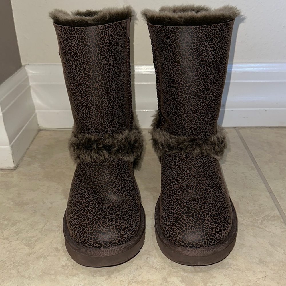 EUC Ugg Skylah boot chocolate brown bomber shearling women's size 7